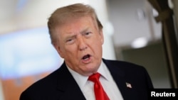 El presidente Donald Trump ofrece declaraciones a los medios de comunicación.