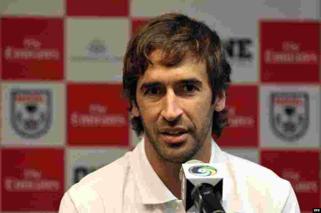 El jugador del Cosmos de Nueva York, el delantero español Raúl González, habla durante una rueda de prensa. 