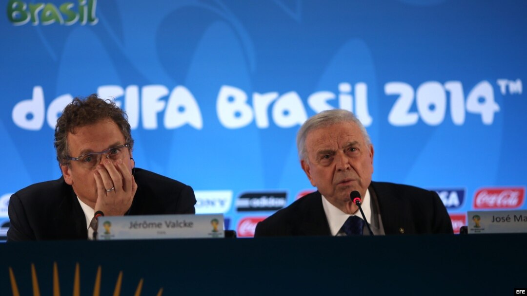 El secretario general de FIFA, Jérome Valcke (i), y El presidente de la Confederación Brasileña de Fútbol, José Maria Marin (d).