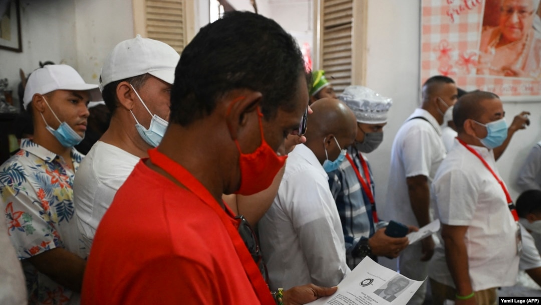 Sacerdotes Yorubas leen la Letra del Año el 2 de enero de 2022. (Yamil Lage/AFP).