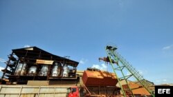  Obreros descargan un camión cargado con caña de azúcar en la central Jesús Rabí hoy, miércoles 6 de abril de 2011, en Calimete, provincia de Matanzas (Cuba). La industria azucarera en la Isla, un sector en crisis que en otros tiempos fue la locomotora ec