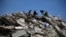Residentes buscan entre los escombros de un edificio derrumbado tras los sismos, en Catia La Mar, La Guaira. (Federico Parra/AFP))