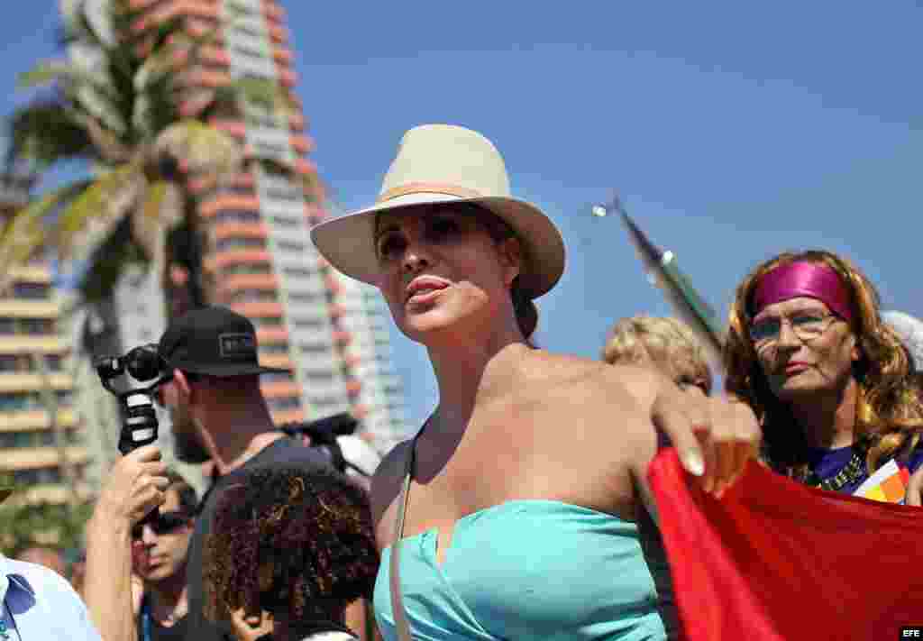 La actriz estadounidense Candis Cayne participa en una conga por los derechos LGTBI, en la 9 jornada contra la homofobia y la transfobia.