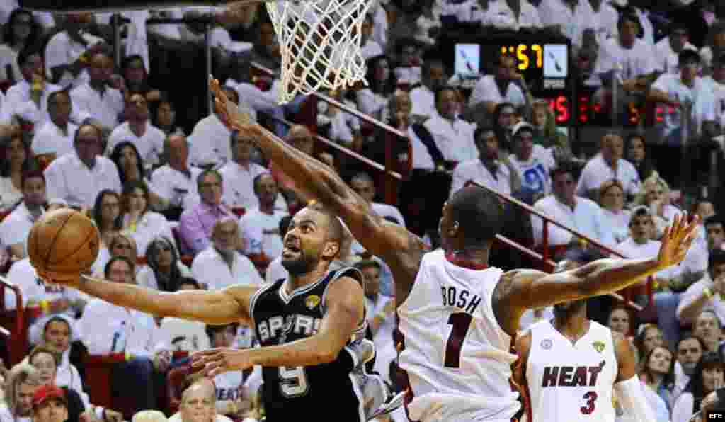 Tony Parker (i) de los San Antonio Spurs frente a Chris Bosh (d) de los Miami Heat.