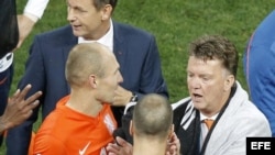 Louis Van Gaal (d) conversa con algunos de sus jugadores.