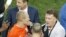 Louis Van Gaal (d) conversa con algunos de sus jugadores.
