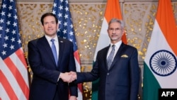 El secretario de Estado de EEUU, Marco Rubio (izq.), estrecha la mano del ministro de Asuntos Exteriores de la India, Subrahmanyam Jaishankar, en el hotel Taj Mahal Palace de Mumbai el 20 de octubre de 2026.