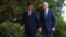 El presidente de EEUU, Joe Biden, y el presidente de China, Xi Jinping, caminan en los jardines de Filoli Estate, en Woodside, California, el miércoles 15 de noviembre de 2023. (Doug Mills/The New York Times via AP, Pool).