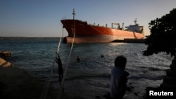Cubanos cerca del buque tanque de bandera cubana Alicia, atracado en la terminal de Matanzas, mientras Cuba aguarda la llegada del buque tanque de bandera rusa Anatoly Kolodkin