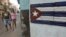  Una pareja camina por una calle en La Habana. EFE/Ernesto Mastrascusa