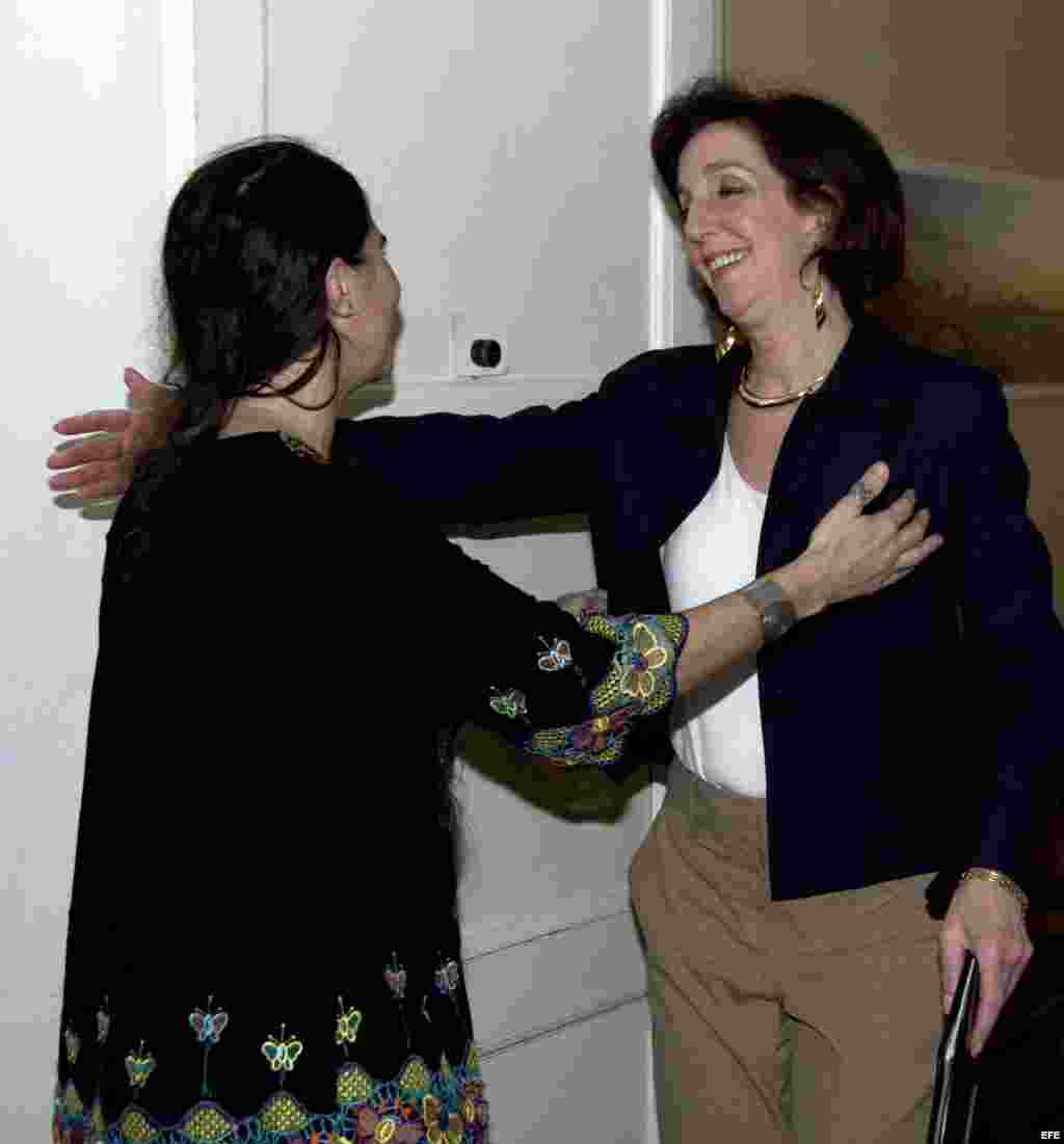 Roberta Jacobson (d), visita a la bloguera cubana Yoani Sánchez, el 23 de enero de 2015, en su residencia en La Habana.