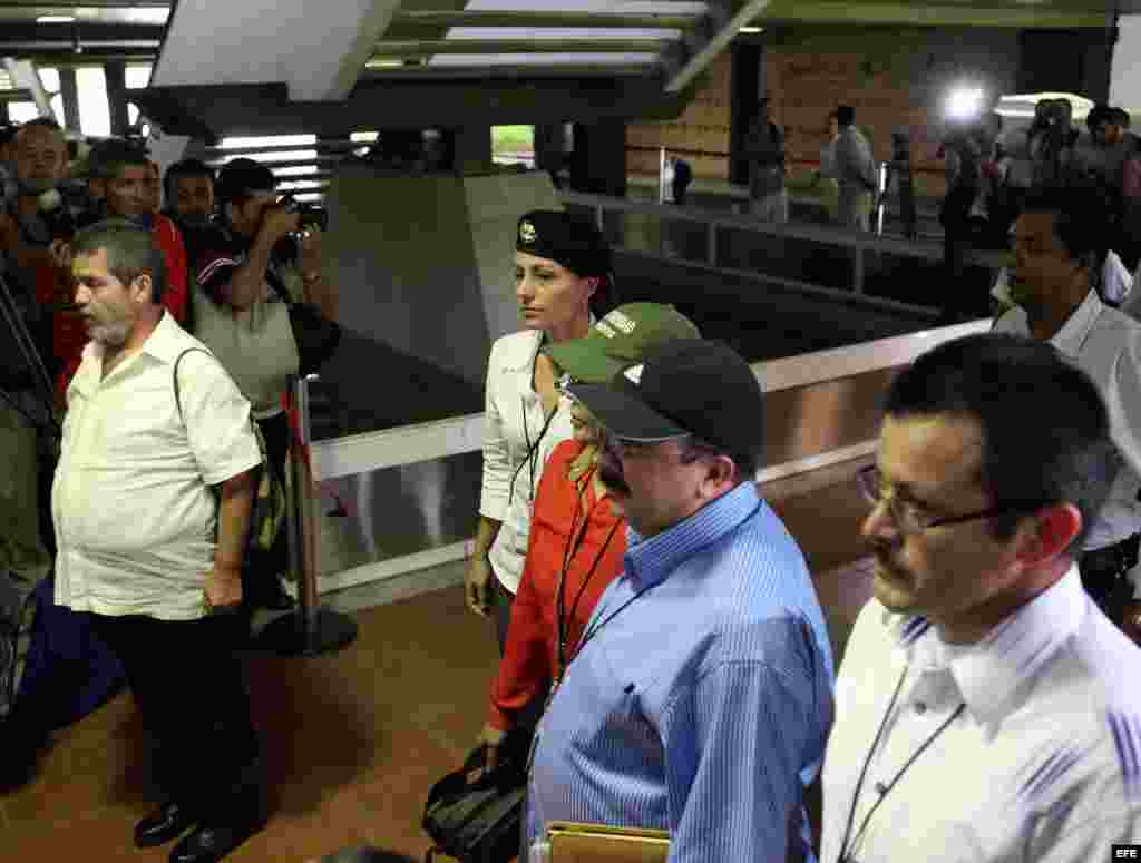 La guerrillera holandesa de las Fuerzas Armadas Revolucionarias de Colombia (FARC), Tanja Nijmeijer (2i), alias &quot;Alexandra&quot; y &quot;Eileen&quot;, Shirley Morales (c), Luis Alberto Alb&aacute;n, alias &quot;Marco Le&oacute;n Calarc&aacute;&quot; (i) y Jes&uacute;s Emilio Carvajalino, alias &quot;Andres Par&iacute;s.