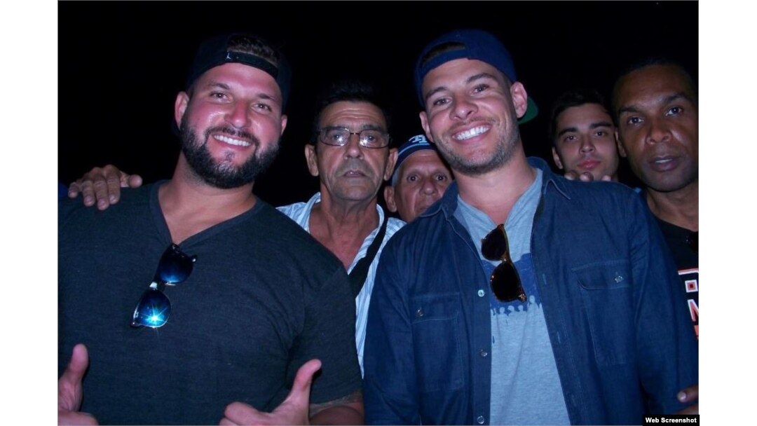 Yonder Alonso y Danny Valencia visitan Cuba 