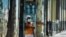 Una mujer camina por una calle de La Habana. Foto Archivo (Yamil Lage/AFP).