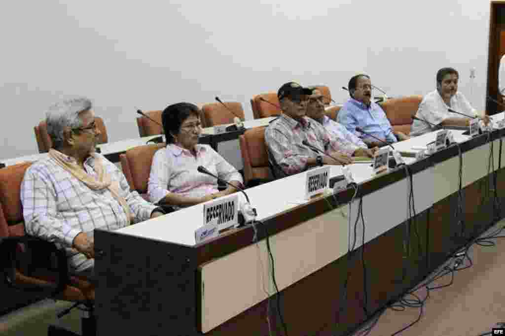 Los miembros de la Fuerzas Armadas Revolucionarias de Colombia (FARC), de izquierda a derecha, Hermes Aguilar, Sandra Ramírez, Ricardo Téllez, Mauricio Jaramillo, Andrés París y Marcos León, participan en el anuncio hoy, martes 4 de septiembre de 2012, de