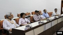 Los miembros de la Fuerzas Armadas Revolucionarias de Colombia (FARC), de izquierda a derecha, Hermes Aguilar, Sandra Ramírez, Ricardo Téllez, Mauricio Jaramillo, Andrés París y Marcos León, participan en el anuncio hoy, martes 4 de septiembre de 2012, de