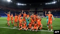 Las jugadoras holandesas celebran su pase a la final de la Copa Mundial de Fútbol femenino 2019, en la que enfrentarán al seleccionado de EEUU el 7 de julio. (AFP).