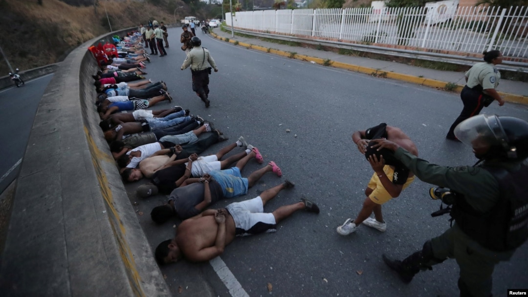 La Policía detuvo a varias personas por los saqueos en Caracas.