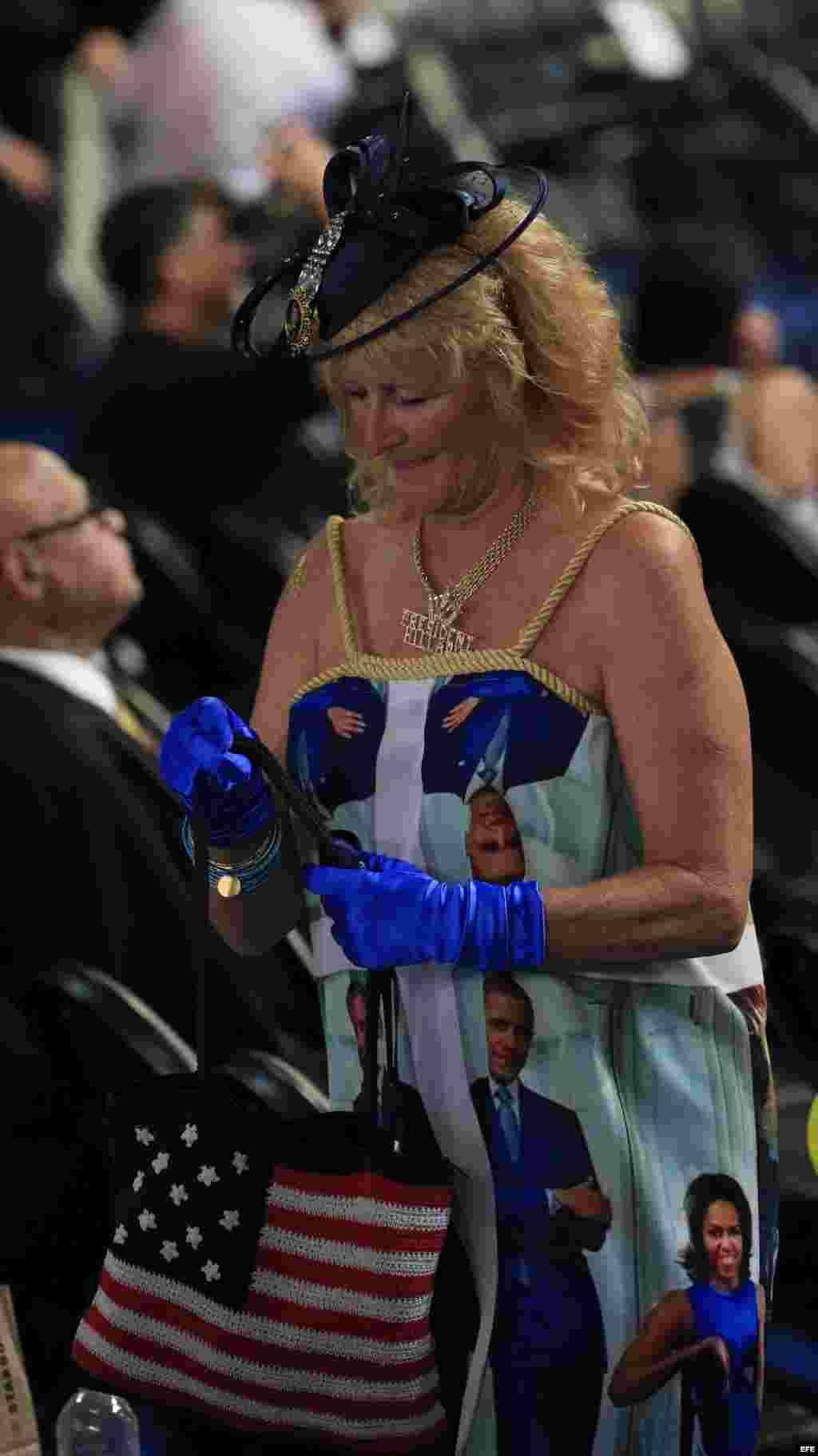 Delegados asisten al tercer día de la Convención Nacional Democrática 2016 hoy, miércoles 27 de julio de 2016, en Filadelfia, Pensilvania, (EE.UU). Se espera que la convención de cuatro días finalice con la aceptación formal de Hillary Clinton de la nomin