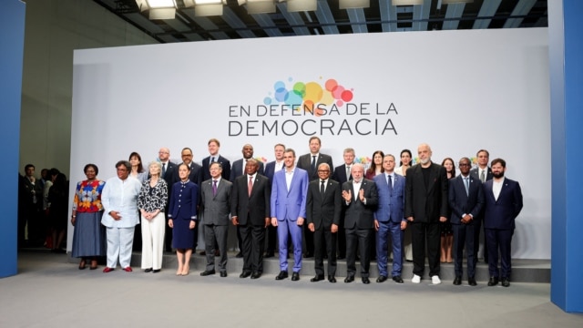 Cumbre en defensa de la democracia de Barcelona aboga por la dictadura cubana - abril 21, 2026
