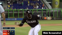 Adeiny Hechavarría llega a tercera base tras conectar un triple.