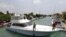Yate en el que llegaron los nietos del escritor estadounidense Ernest Hemingway, John y Patrick Hemingway, a las instalaciones de la marina Hemingway, en La Habana (Cuba). 