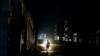 Un hombre camina por una calle oscura mientras la red eléctrica de Cuba colapsaba a última hora del domingo, sumiendo a la isla en la oscuridad.