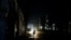 Un hombre camina por una calle oscura mientras la red eléctrica de Cuba colapsaba a última hora del domingo, sumiendo a la isla en la oscuridad.