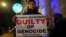 Un manifestante en Londres, frente a la Embajada de China, criticando los crímenes de lesa humanidad en Xinjiang, el 9 de diciembre de 2021. (AP Photo/Alberto Pezzali).