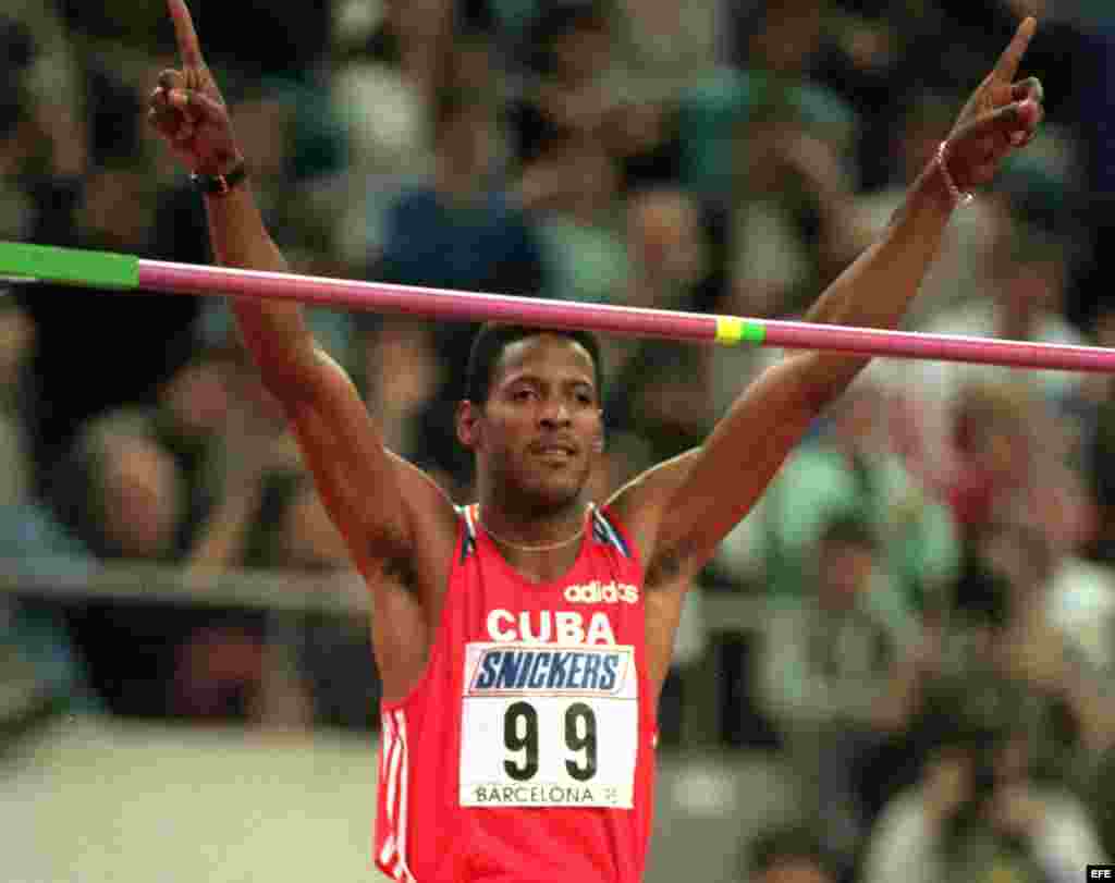 El campe&oacute;n mundial de salto de altura, el cubano Javier Sotomayor, con la ropa de Adidas cuando conquist&oacute; la medalla de oro en su especialidad con un salto de 2,38 metros, en el campeonato del mundo en pista cubierta en el Palau Sant Jordi e