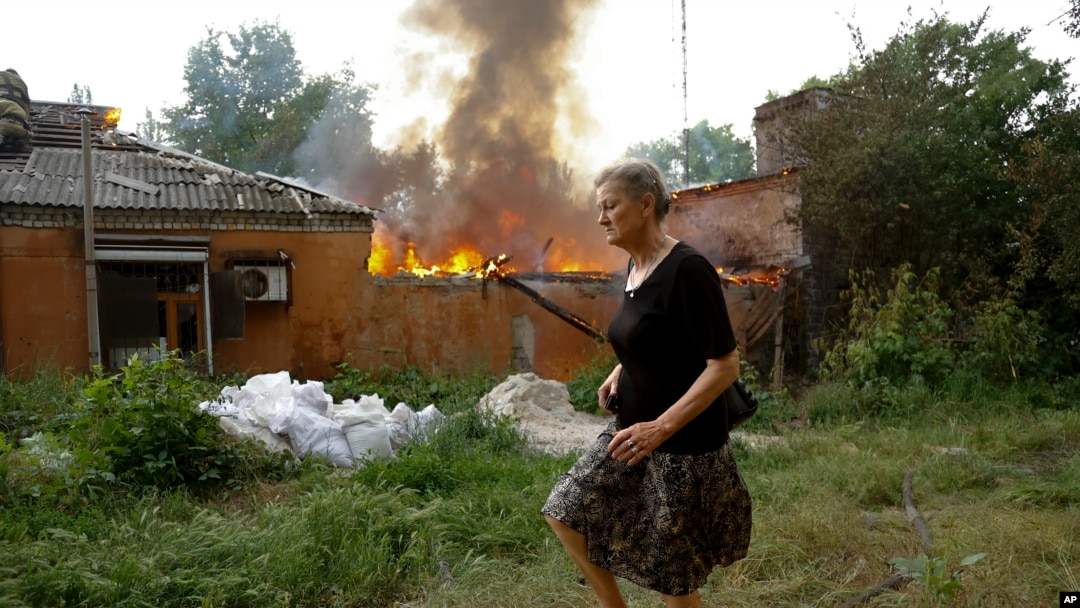 Una mujer ucraniana en la región del Donbás, en el este de Ucrania, el 3 de junio de 2022. (AP Foto/Alexei Alexandrov).