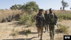 Soldado francés (i) conversando con un soldado maliense en el norte de Bamako (Mali), durante la operación Serval. 