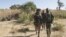 Soldado francés (i) conversando con un soldado maliense en el norte de Bamako (Mali), durante la operación Serval.  