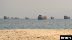 Embarcaciones cerca del estrecho de Ormuz, vistas desde Musandam, Omán, el 28 de agosto de 2026. REUTERS/Stringer