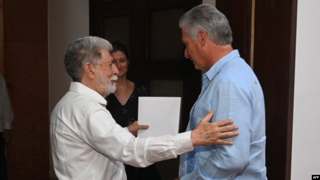 Celso Amorim y Díaz-Canel (der.) el 18 de agosto, 2023, en el Palacio de la Revolución en La Habana. (Presidencia cubana/ vía AFP)
