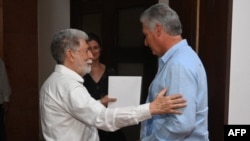 Celso Amorim y Díaz-Canel (der.) el 18 de agosto, 2023, en el Palacio de la Revolución en La Habana. (Presidencia cubana/ vía AFP)