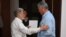 Celso Amorim y Díaz-Canel (der.) el 18 de agosto, 2023, en el Palacio de la Revolución en La Habana. (Presidencia cubana/ vía AFP)