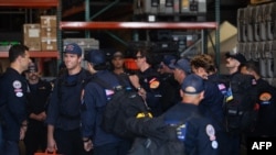 Miembros del equipo internacional de búsqueda y rescate urbano (USA-2) del Departamento de Bomberos del Condado de Los Ángeles se preparan para partir hacia Venezuela, en Pacoima, California, el 25 de junio de 2026.