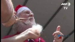 Los Papás Noel de Brasil se recortan las barbas y descansan hasta el 2018