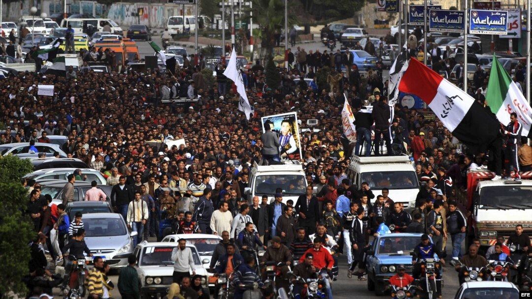 Centenares de personas acompañan al féretro de un manifestante que murió durante los recientes disturbios en Port Said, al este de El Cairo, Egipto.