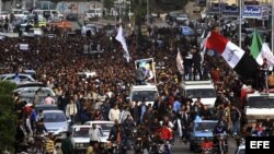 Centenares de personas acompañan al féretro de un manifestante que murió durante los recientes disturbios en Port Said, al este de El Cairo, Egipto.