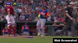 Yoenis Céspedes sufrió un tirón en los isquiotibiales derechos.