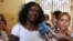 La portavoz de las Damas de Blanco, Berta Soler (C).