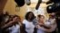 La portavoz de las Damas de Blanco, Berta Soler (2i), la hija de la fallecida opositora Laura Pollán, Laura María Labrada (i), y otras miembros de la organización. 