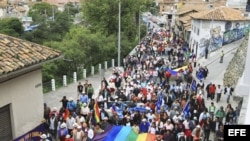 Indígenas ecuatorianos se oponen a los proyectos mineros del gobierno y marchan en señal de protesta rumbo a Quito