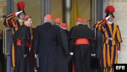 Los cardenales llegan a la congregación preparatoria del cónclave que elegirá al sucesor de Benedicto XVI, en el Aula Nueva del Sínodo, en el Vaticano, hoy, miércoles 6 de marzo de 2013. 