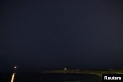 Un meteoro de las Perseidas cruza el cielo nocturno detrás de la Torre de San Marcos, una fortificación costera del siglo XVII cerca del pueblo de Bahar ic-Caghaq, Malta, el 12 de agosto de 2026. REUTERS/Darrin Zammit Lupi