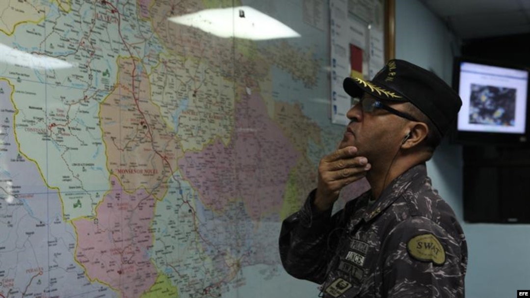 Un integrante del Centro de Operaciones de Emergencias (COE), en Santo Domingo, República Dominicana, observa en un mapa la posible trayectoria de Chantal. 