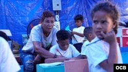 Estudiantes reciben clases en espacios provisionales ante las dificultades de infraestructura escolar en Venezuela (AP)