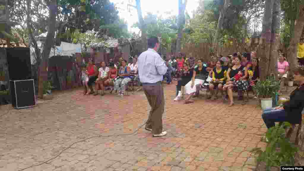 Mario Jorge &quot;Mayim&quot; Travieso, pastor del ministerio Apostólico &quot;Viento recio&quot;, Las Tunas, Cuba oficiando frente a sus feligreses.